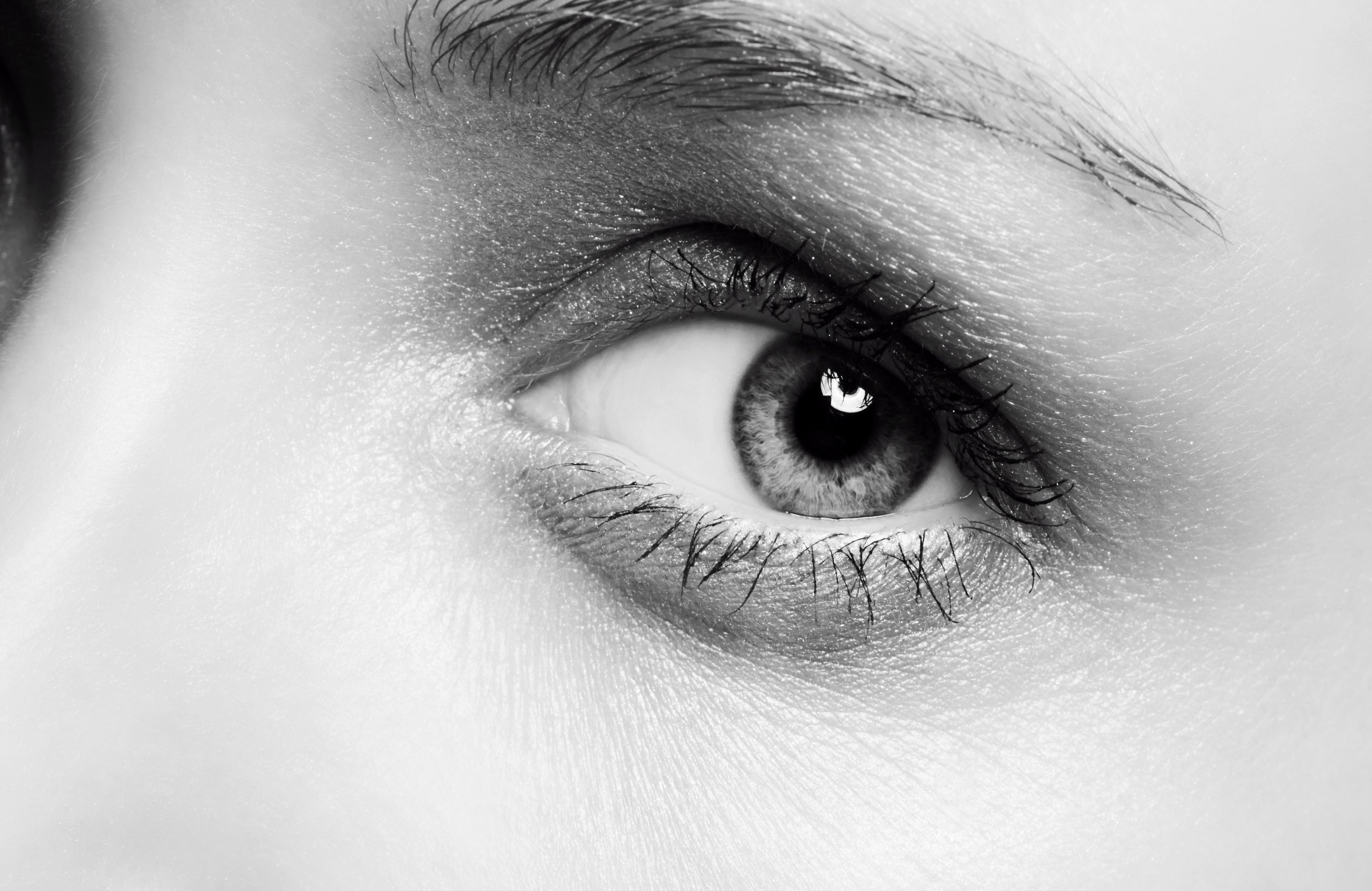 Detailaufnahme eines menschlichen Auges in Schwarzweiß – symbolisiert Aufmerksamkeit auf Augengesundheit.