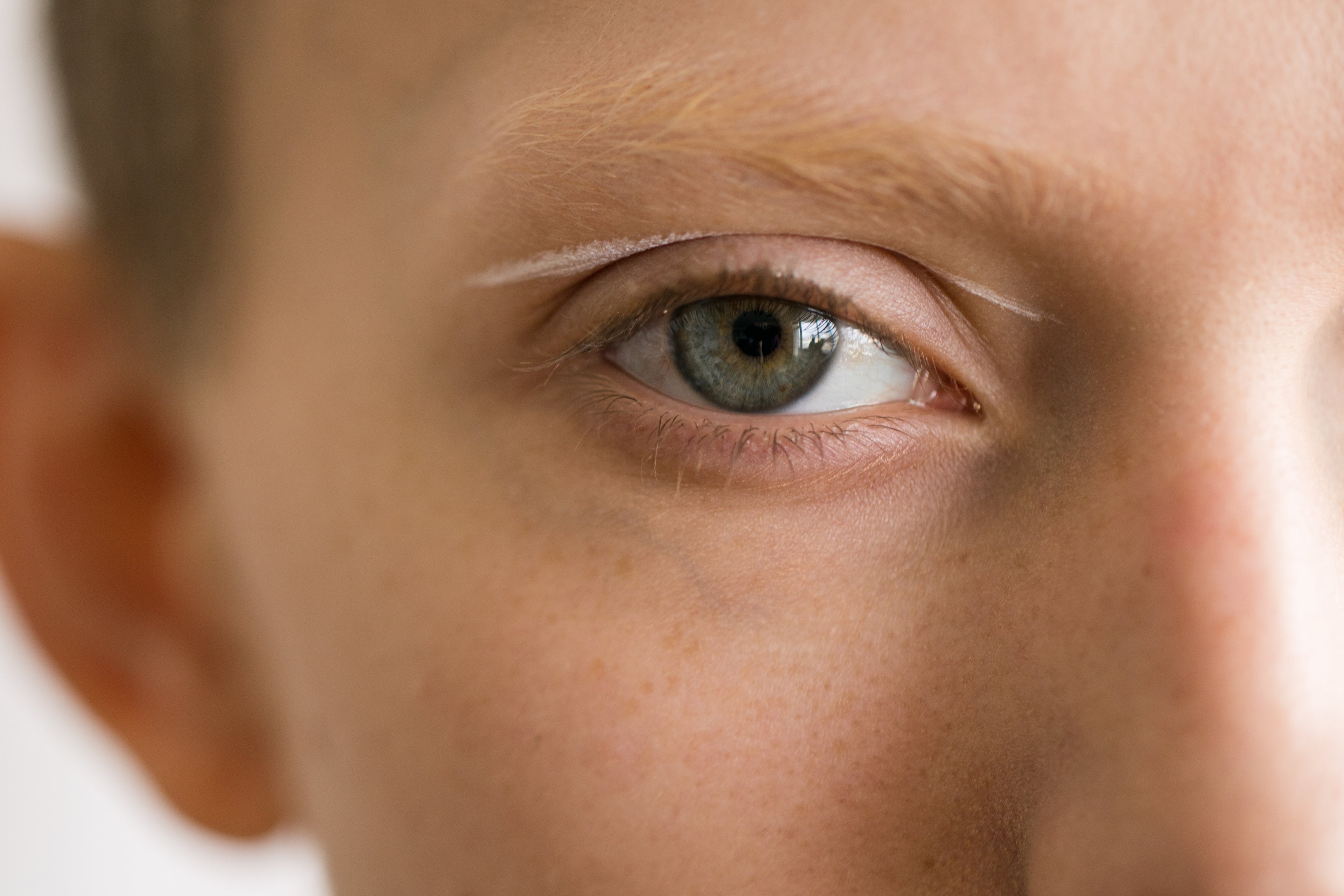 Nahaufnahme eines menschlichen Auges – Symbolbild für Produkte zur Unterstützung der Augengesundheit bei NOMOSAN, einschließlich Optionen für Personen mit Nachtblindheit und Blendempfindlichkeit.